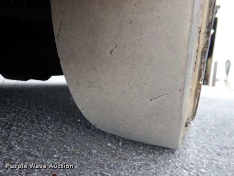 image for item DL8104 Caterpillar 422S  forklift