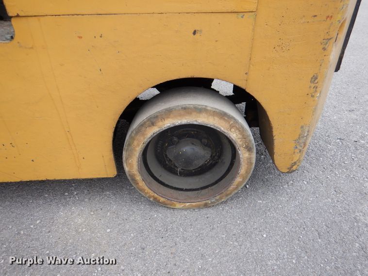 image for item DL8104 Caterpillar 422S  forklift