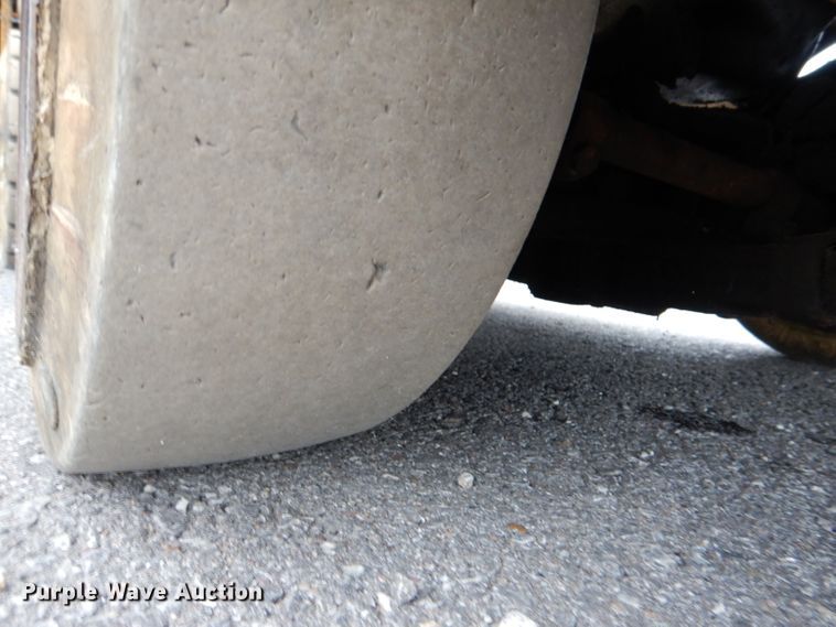 image for item DL8104 Caterpillar 422S  forklift