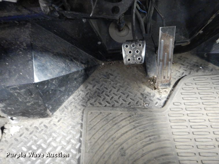 image for item DL8139 2010 Kawasaki Mule 4000  utility vehicle