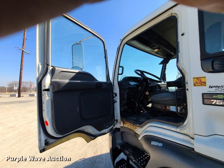 image for item DN6190 2007 Chevrolet T7500  box truck