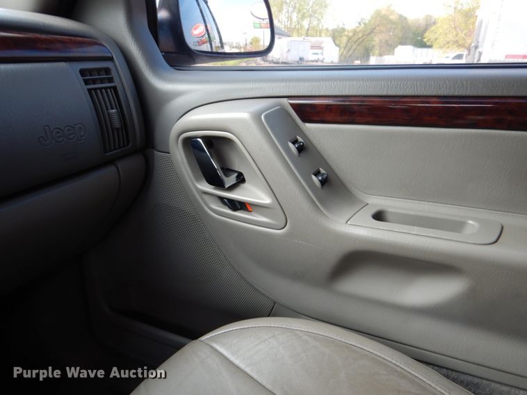 image for item FR9583 2004 Jeep Grand Cherokee  SUV