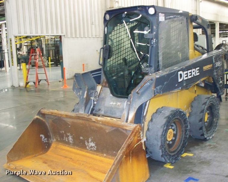 image for item FW9042 2013 John Deere 318D  skid steer loader