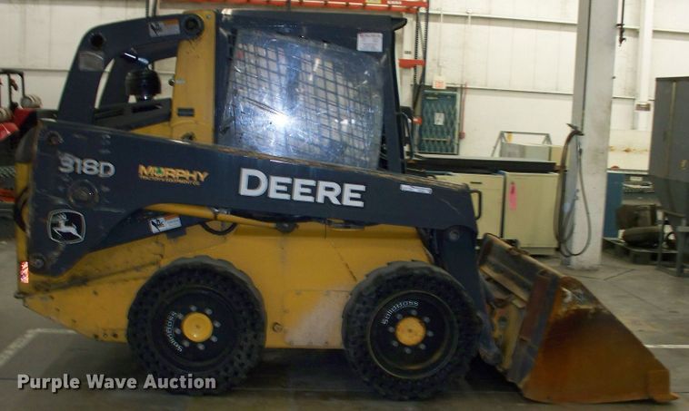 image for item FW9042 2013 John Deere 318D  skid steer loader