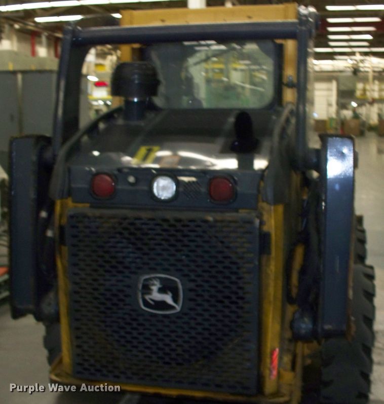 image for item FW9042 2013 John Deere 318D  skid steer loader