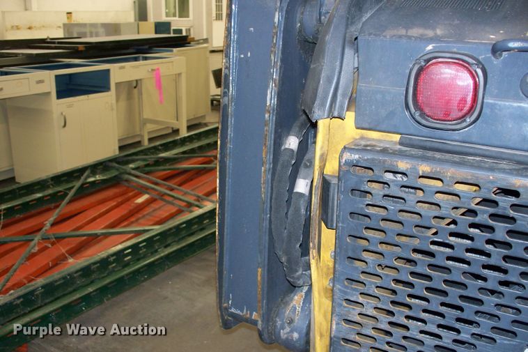 image for item FW9042 2013 John Deere 318D  skid steer loader