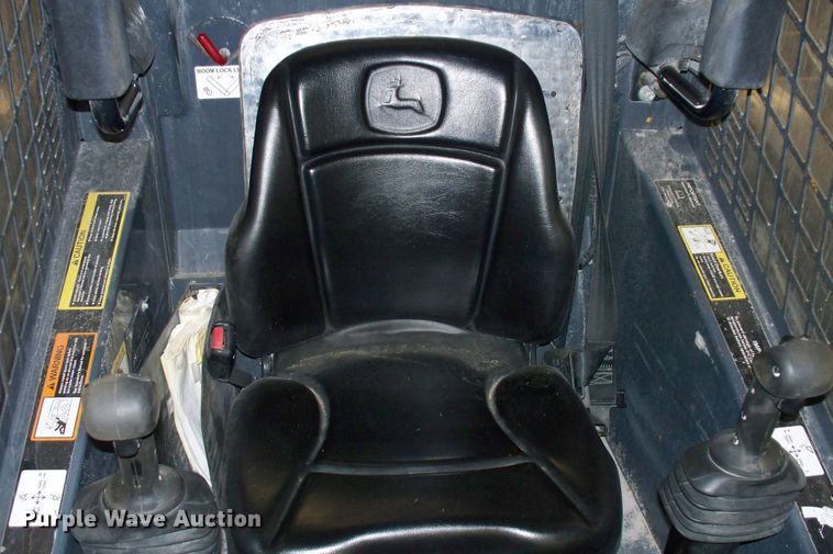 image for item FW9042 2013 John Deere 318D  skid steer loader