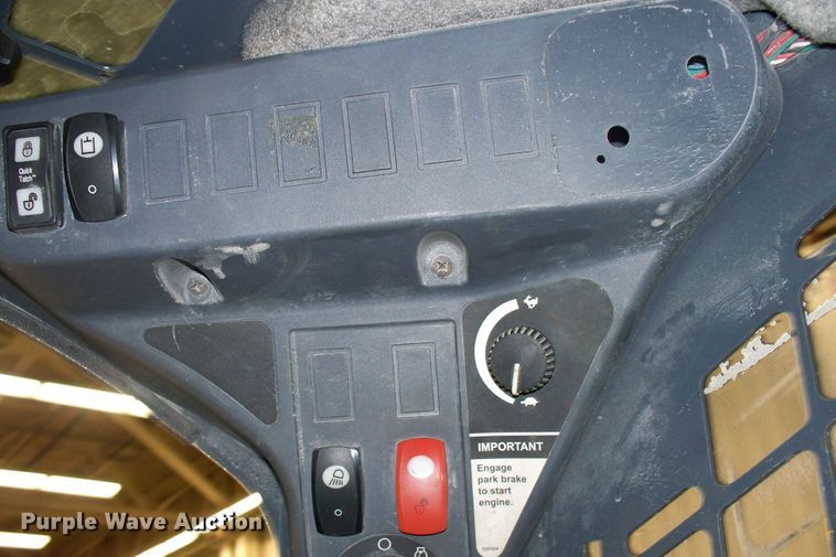 image for item FW9042 2013 John Deere 318D  skid steer loader