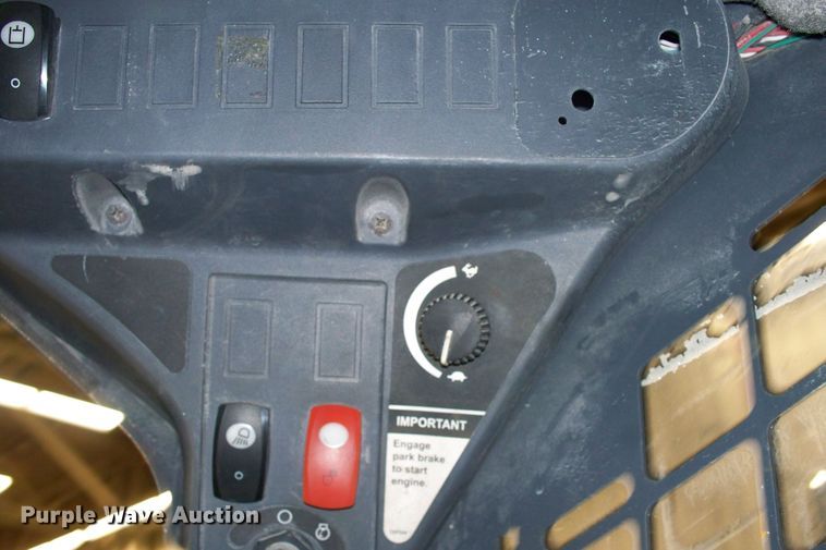 image for item FW9042 2013 John Deere 318D  skid steer loader