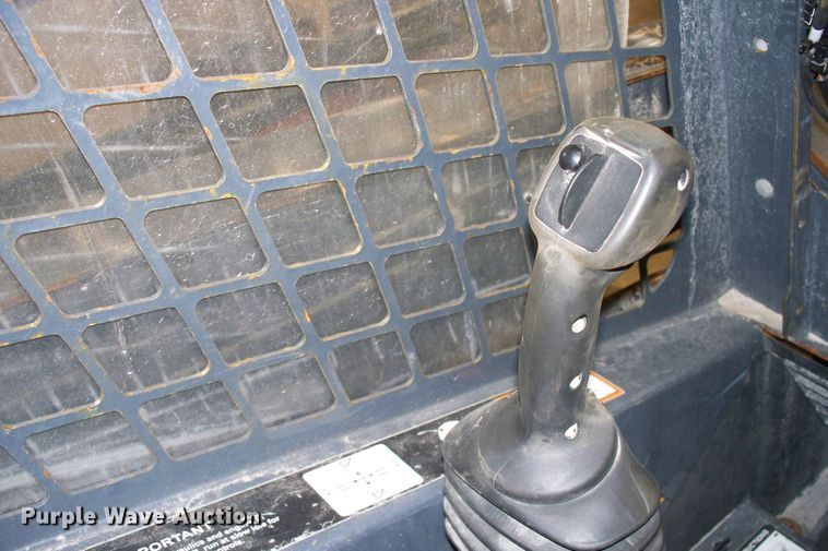 image for item FW9042 2013 John Deere 318D  skid steer loader