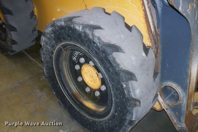 image for item FW9042 2013 John Deere 318D  skid steer loader