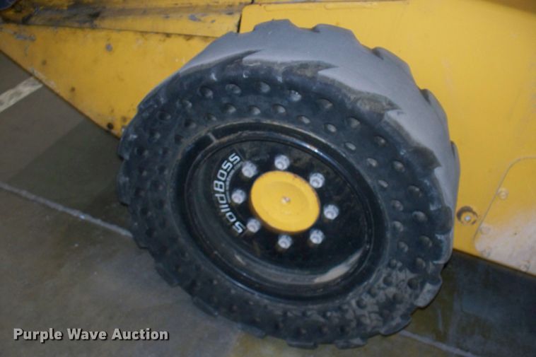 image for item FW9042 2013 John Deere 318D  skid steer loader