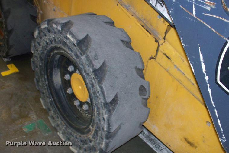 image for item FW9042 2013 John Deere 318D  skid steer loader