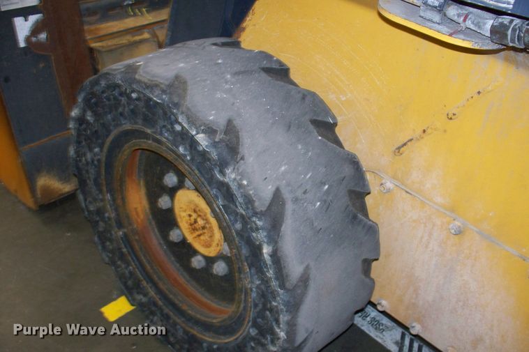 image for item FW9042 2013 John Deere 318D  skid steer loader