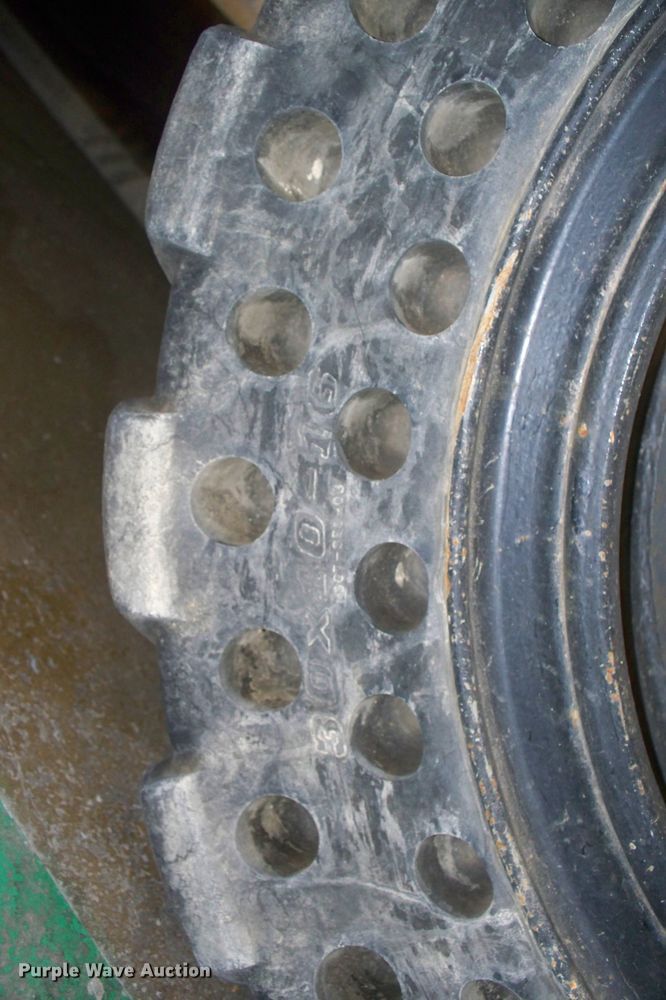 image for item FW9042 2013 John Deere 318D  skid steer loader