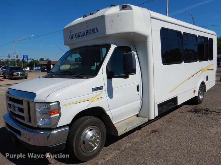 image for item HL9452 2013 Ford E450 Super Duty  shuttle bus