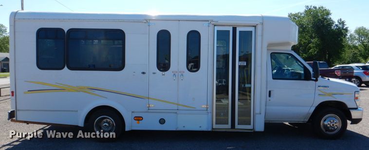 image for item HL9452 2013 Ford E450 Super Duty  shuttle bus