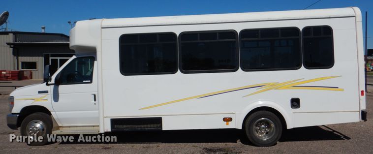 image for item HL9452 2013 Ford E450 Super Duty  shuttle bus