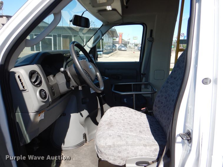 image for item HL9452 2013 Ford E450 Super Duty  shuttle bus