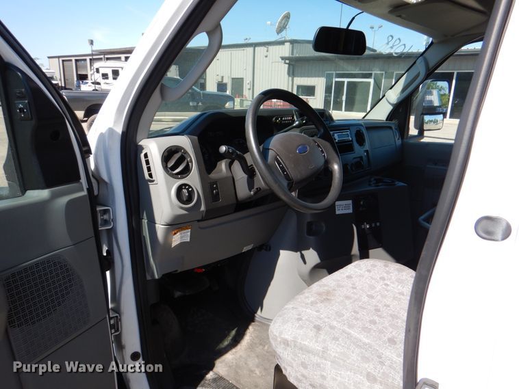 image for item HL9452 2013 Ford E450 Super Duty  shuttle bus