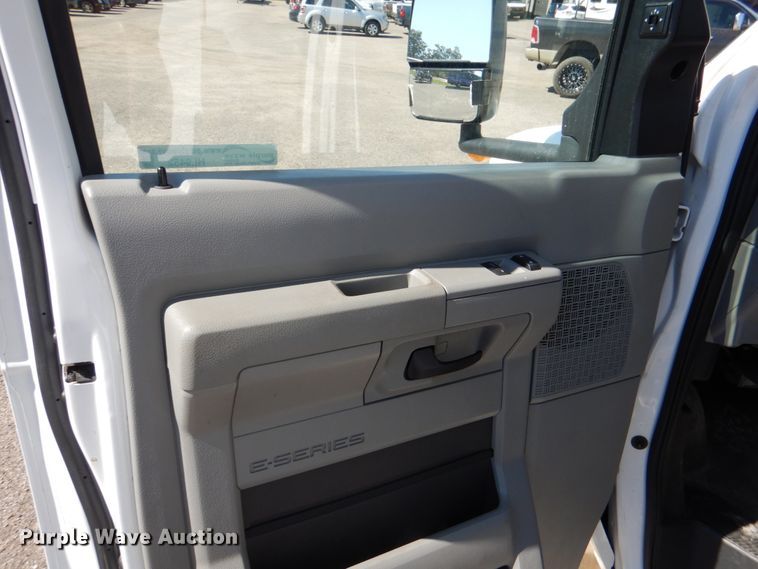 image for item HL9452 2013 Ford E450 Super Duty  shuttle bus