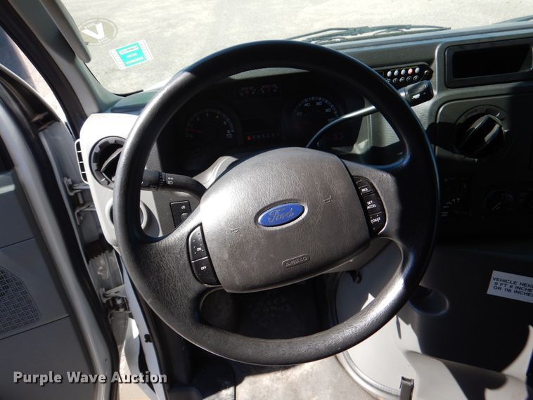 image for item HL9452 2013 Ford E450 Super Duty  shuttle bus