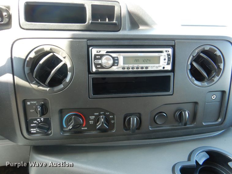 image for item HL9452 2013 Ford E450 Super Duty  shuttle bus