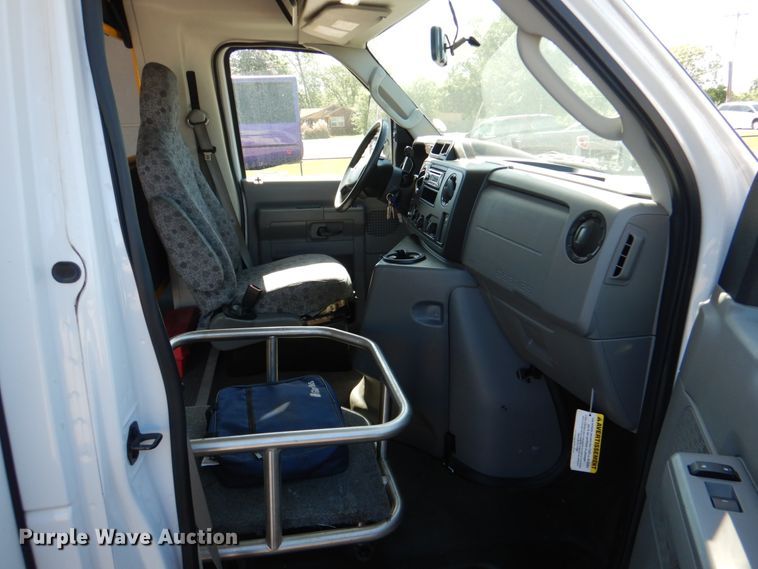 image for item HL9452 2013 Ford E450 Super Duty  shuttle bus