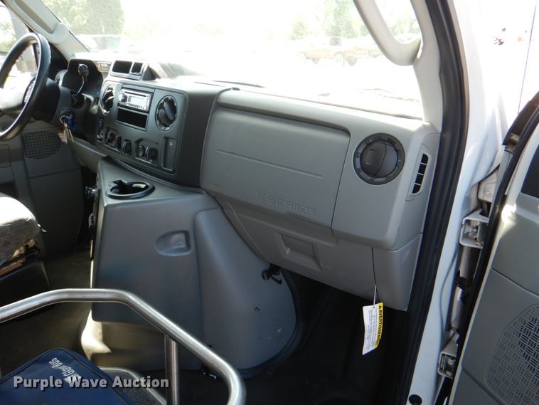 image for item HL9452 2013 Ford E450 Super Duty  shuttle bus