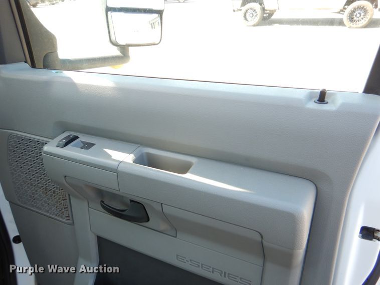 image for item HL9452 2013 Ford E450 Super Duty  shuttle bus