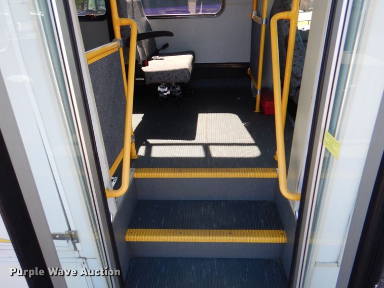 image for item HL9452 2013 Ford E450 Super Duty  shuttle bus