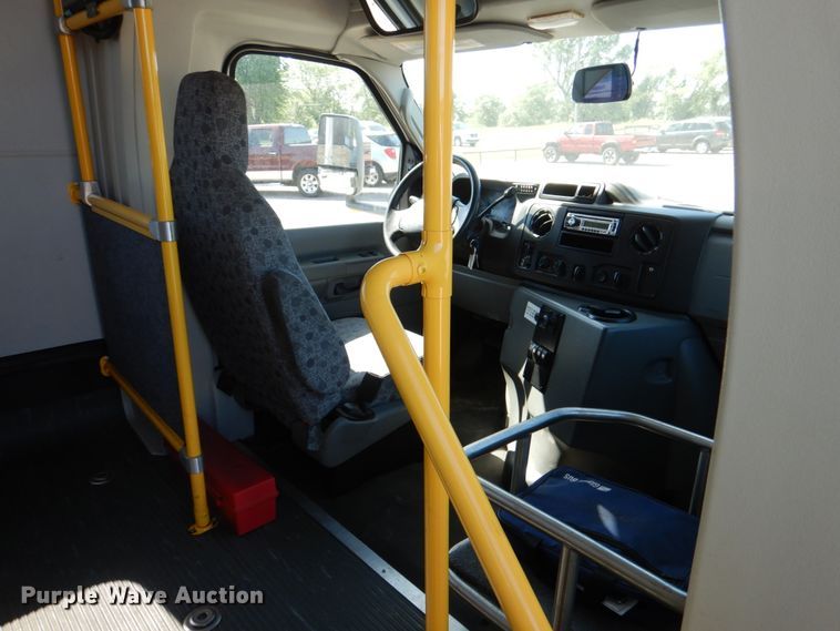 image for item HL9452 2013 Ford E450 Super Duty  shuttle bus