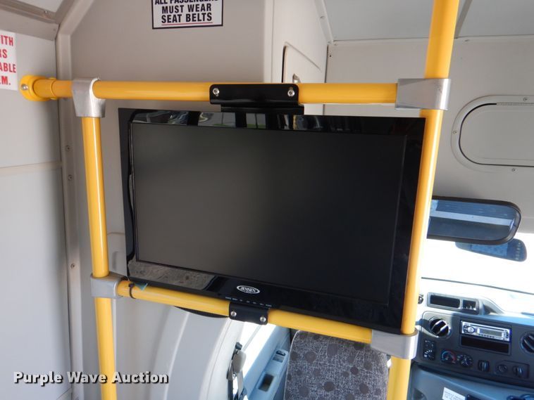 image for item HL9452 2013 Ford E450 Super Duty  shuttle bus