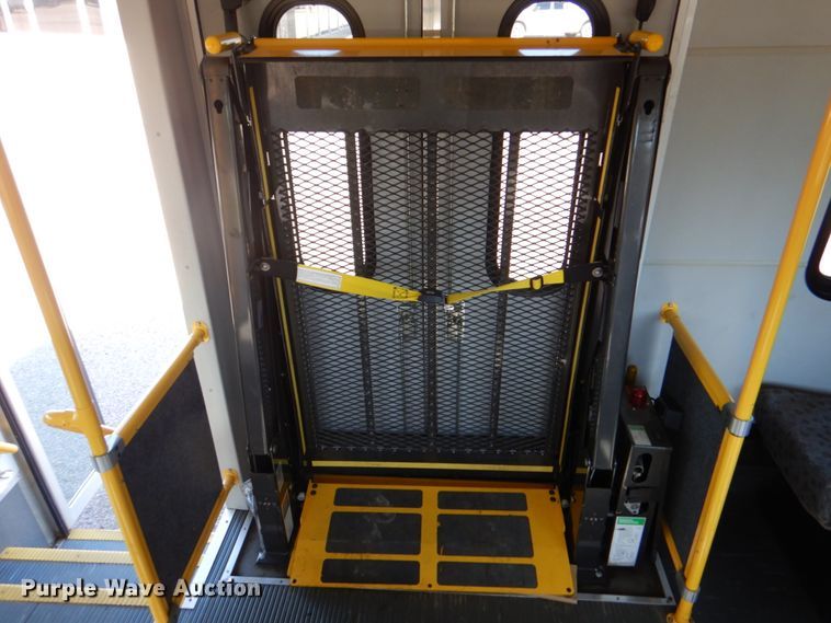 image for item HL9452 2013 Ford E450 Super Duty  shuttle bus