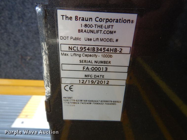 image for item HL9452 2013 Ford E450 Super Duty  shuttle bus