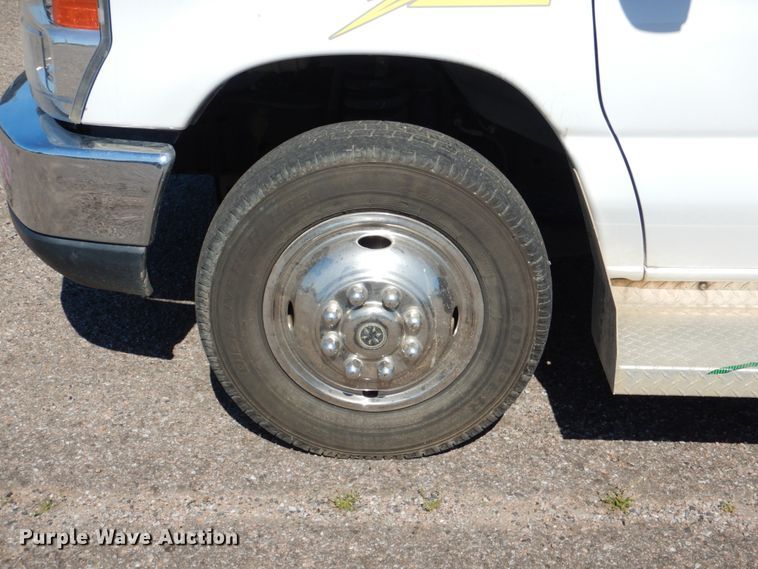 image for item HL9452 2013 Ford E450 Super Duty  shuttle bus