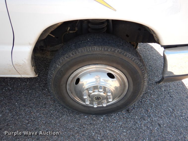 image for item HL9452 2013 Ford E450 Super Duty  shuttle bus