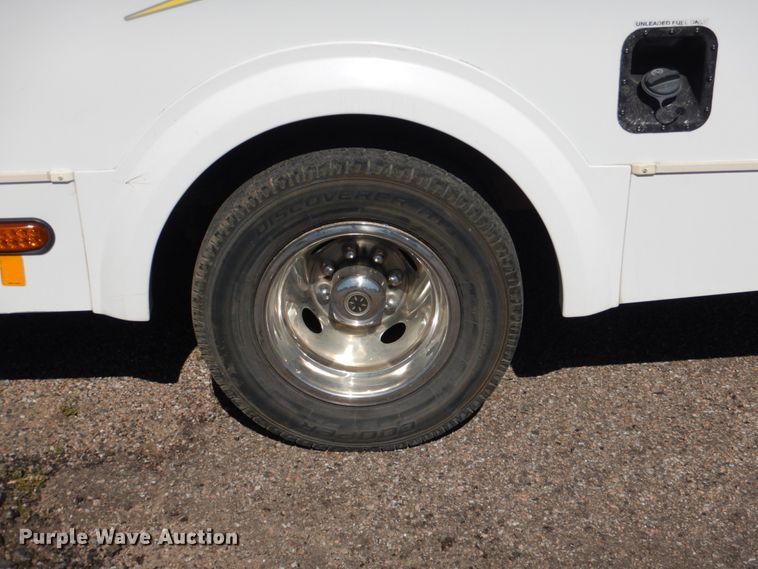 image for item HL9452 2013 Ford E450 Super Duty  shuttle bus