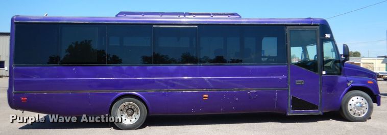 image for item HL9453 2006 Freightliner M1035  shuttle bus