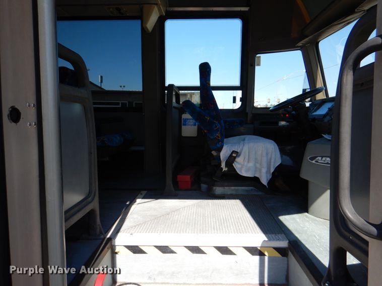 image for item HL9453 2006 Freightliner M1035  shuttle bus