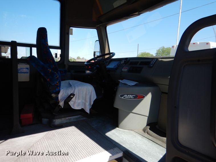 image for item HL9453 2006 Freightliner M1035  shuttle bus