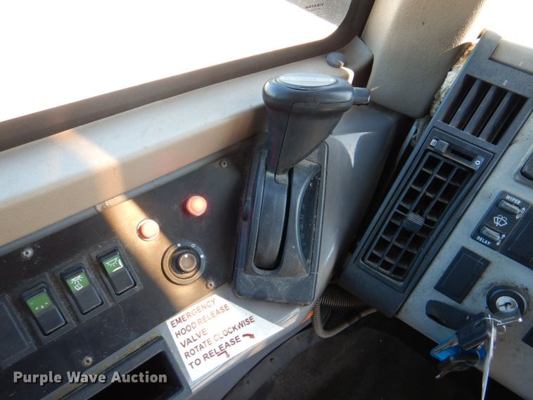 image for item HL9453 2006 Freightliner M1035  shuttle bus