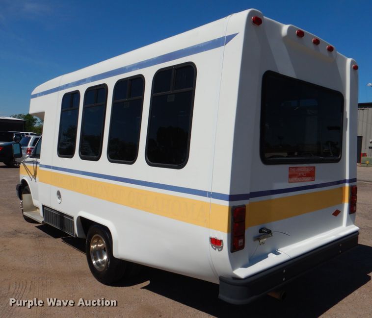 image for item HL9455 2004 Chevrolet Express G3500  shuttle bus