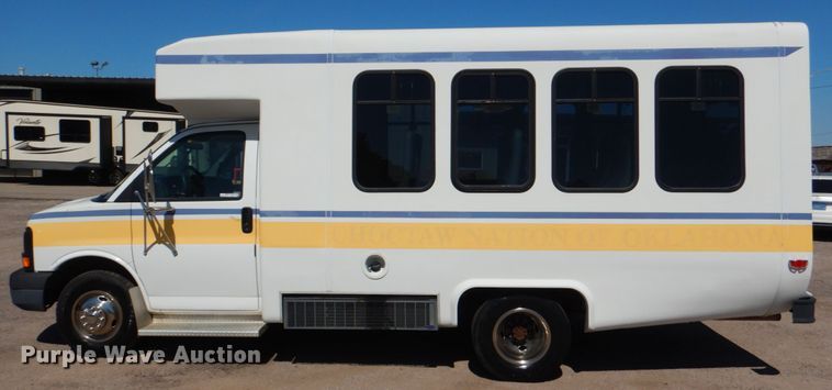 image for item HL9455 2004 Chevrolet Express G3500  shuttle bus