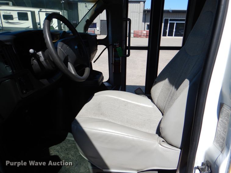 image for item HL9455 2004 Chevrolet Express G3500  shuttle bus