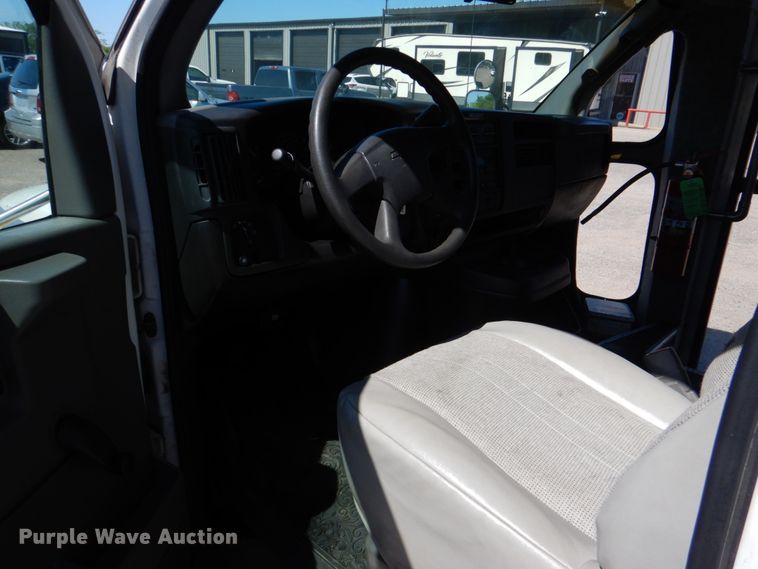 image for item HL9455 2004 Chevrolet Express G3500  shuttle bus