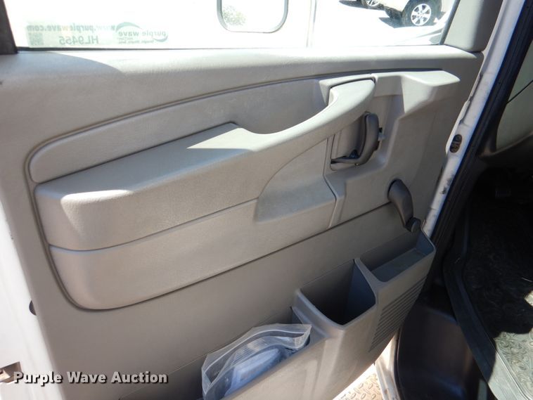 image for item HL9455 2004 Chevrolet Express G3500  shuttle bus