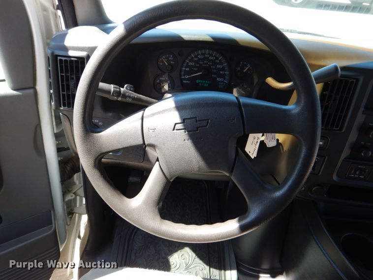 image for item HL9455 2004 Chevrolet Express G3500  shuttle bus