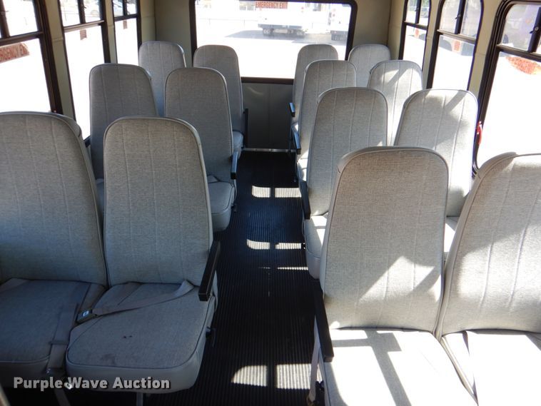 image for item HL9455 2004 Chevrolet Express G3500  shuttle bus