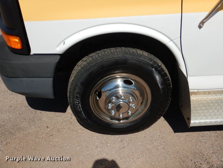 image for item HL9455 2004 Chevrolet Express G3500  shuttle bus